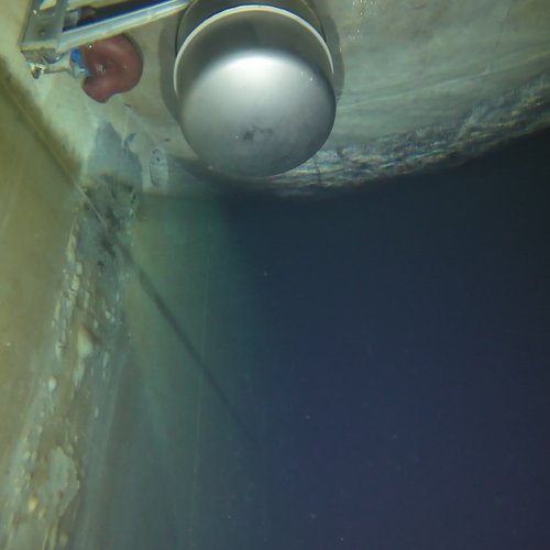 Sprinklertank-Inspektion: Betontank, 15 Jahre – Rohrschelle Deckenmontage Sedimente